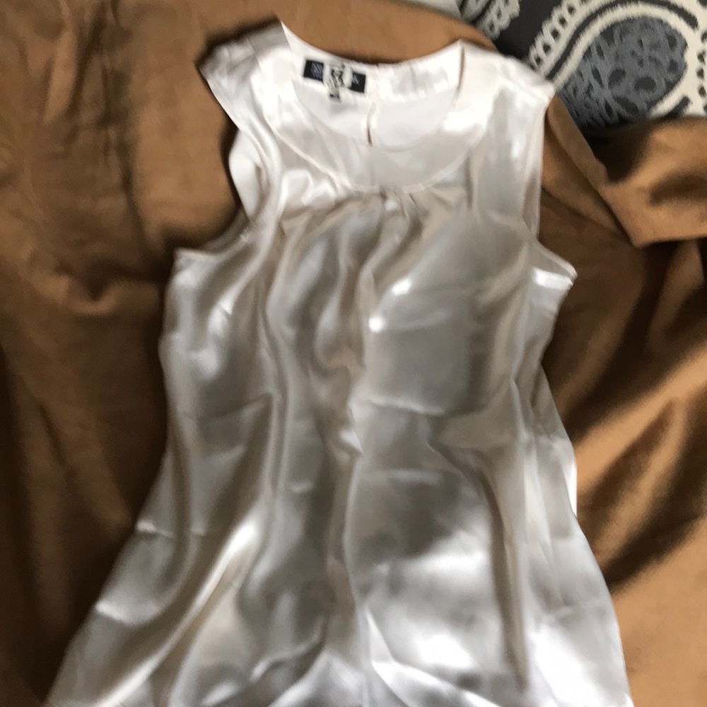 Silky Jones of New York cream sleeveless blouse